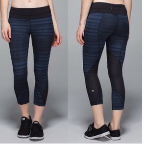 Blue & black Lululemon Run Inspire Crop II with mesh size 6 EUC